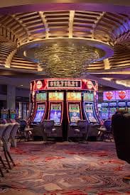 GKK99 Live Casino APP ကို Myanmar ကစားသမားများ Smartphone ဖြင့် ဝင်ရောက်ကစားနေသောမြင်ကွင်း